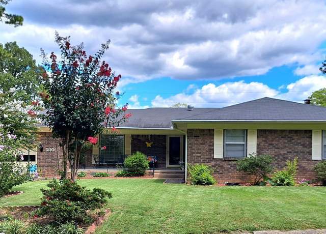 Property at 210 Mockingbird Ln, Russellville, AR 72801, 3 beds, 2 baths