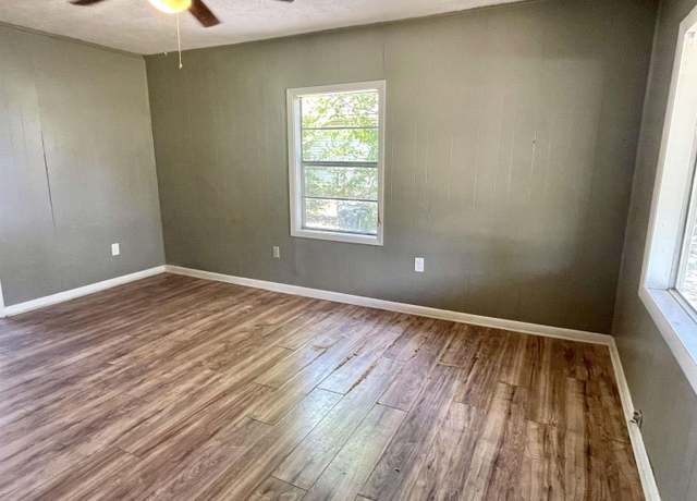 Property at 807 Walnut, Conway, AR 72032, 2 beds, 2 baths