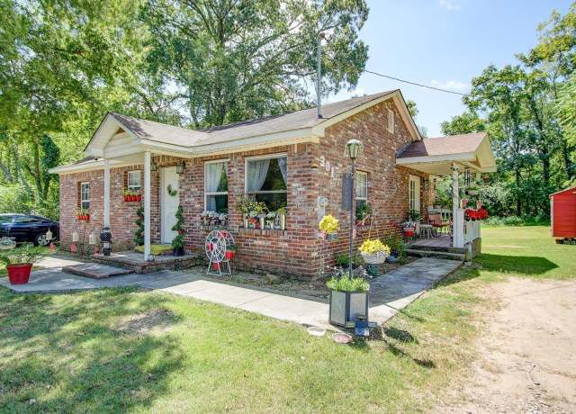 Property at 301 Dexter St, Hot Springs, AR 71913, 3 beds, 2 baths