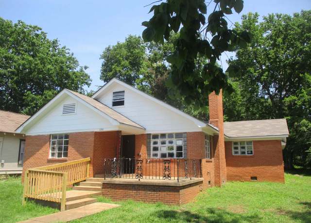 Property at 1006 W Cherry St, Clarksville, AR 72830, 3 beds, 1 bath