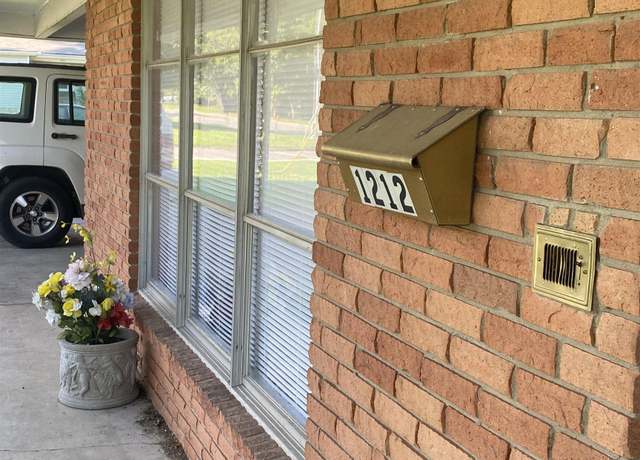 Property at 1212 Donaghey Ave, Conway, AR 72034, 4 beds, 2.5 baths