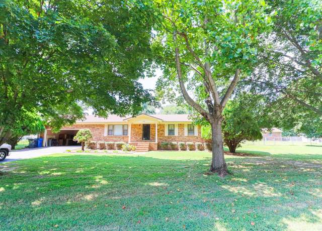 Property at 1101 Oriole Dr, Jonesboro, AR 72401, 4 beds, 3 baths
