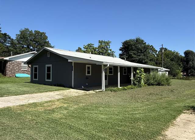 Property at 290 Oak St, Clinton, AR 72031, 2 beds, 1.5 baths