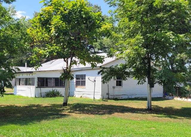 Property at 910 S Ninth St, Augusta, AR 72006, 2 beds, 1 bath