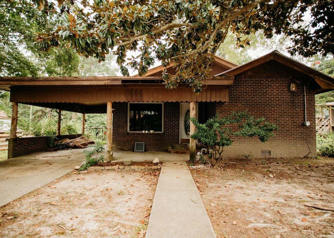 421 4th St, Strong, AR 71765