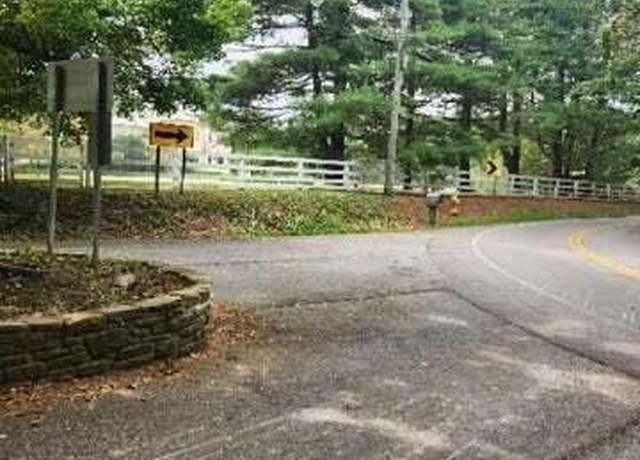 Property at 8 Wolf Pen Ln, Prospect, KY 40059