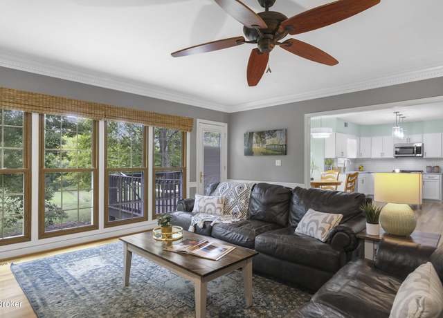 Property at 4304 Rivanna Dr, Jeffersontown, KY 40299, 4 beds, 3.5 baths
