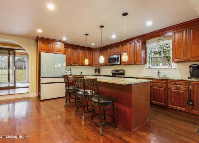 Property at 8301 Denise Dr, Louisville, KY 40219, 5 beds, 3 baths