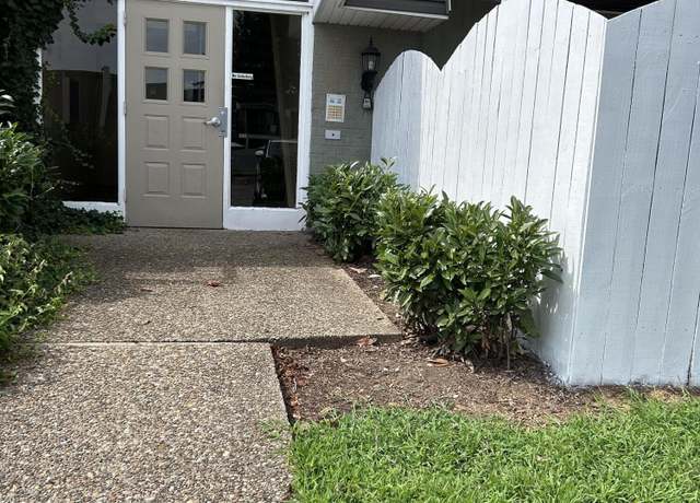 Property at 1112 La Fontenay Ct, Louisville, KY 40223, 2 beds, 2 baths
