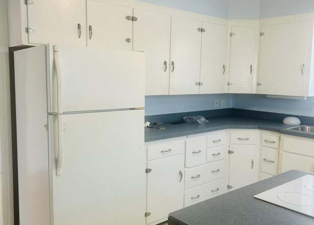 Property at 208 Village Dr, Elizabethtown, KY 42701, 3 beds, 2 baths