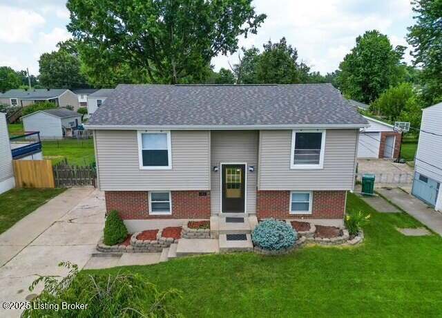 Property at 382 Saguaro Dr, Louisville, KY 40229, 4 beds, 2 baths