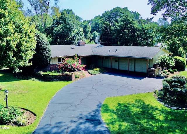 Property at 821 Huntington Rd, Louisville, KY 40207, 4 beds, 3 baths