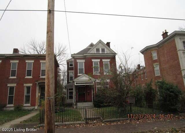 Property at 2308 W Chestnut St, Louisville, KY 40211, 3 beds, 1.5 baths