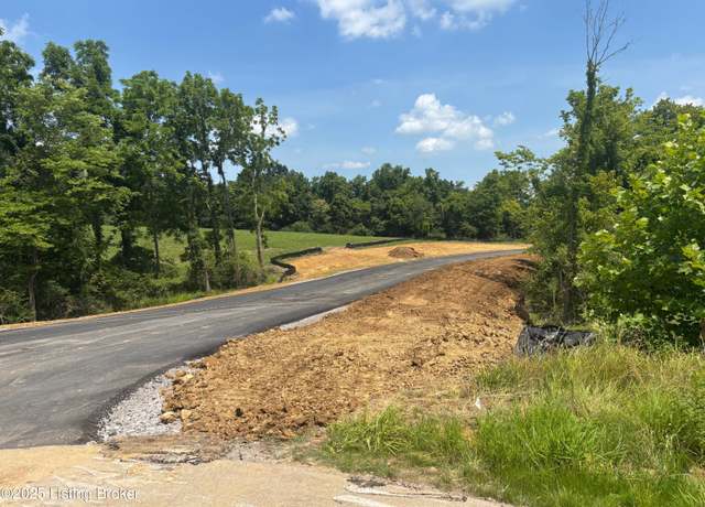 Property at 21 Lansdowne Crescent Dr, Louisville, KY 40245