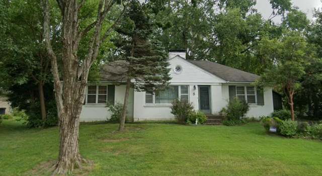 Photo of 8 Pembroke Rd, Louisville, KY 40220