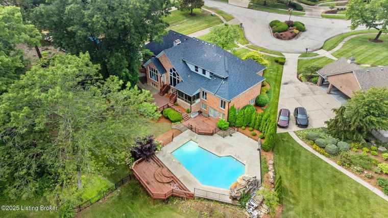Photo of 527 Woodlake Dr Louisville, KY 40245