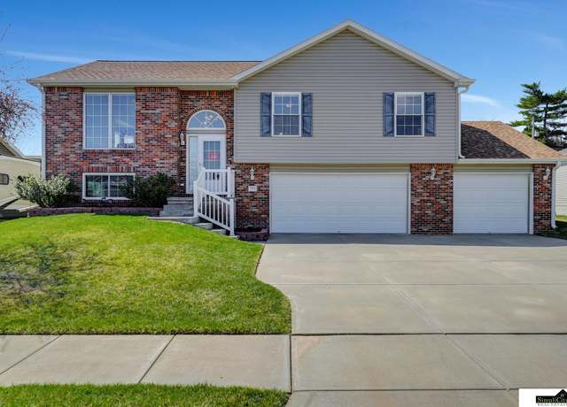 Property at 7929 Leo Ln, Lincoln, NE 68505, 3 beds, 2.5 baths