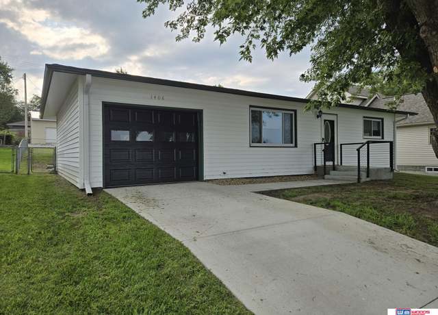 Property at 1406 N 8th St, Beatrice, NE 68310, 2 beds, 1 bath