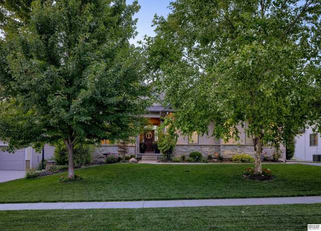 Property at 9600 Cotswold Ln, Lincoln, NE 68526, 4 beds, 3 baths