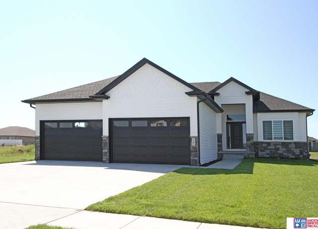 Property at 7305 Isidore Dr, Lincoln, NE 68516, 5 beds, 3 baths