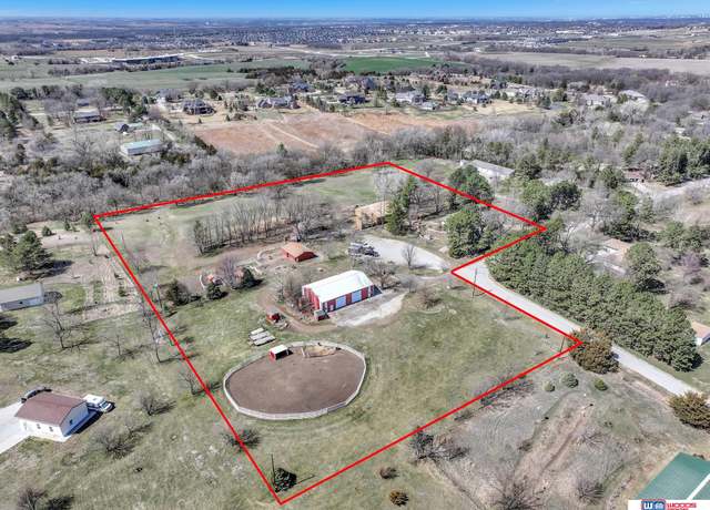 Property at 10701 Dawn Ave, Lincoln, NE 68516, 5 beds, 3 baths