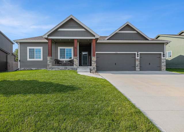 Property at 5408 Sheridan Rd, Papillion, NE 68133, 4 beds, 3 baths