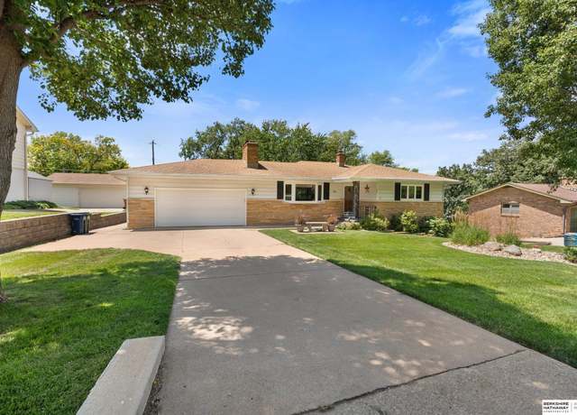 Property at 208 Caldor Dr, Bellevue, NE 68005, 3 beds, 3 baths
