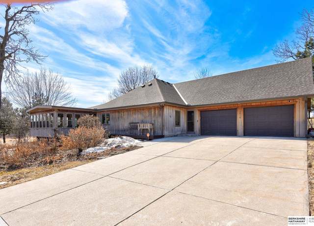 Property at 14919 Fort St, Omaha, NE 68116, 3 beds, 2.5 baths