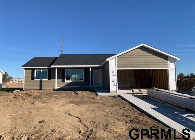 Property at 814 N 26th St, Beatrice, NE 68310, 3 beds, 2.5 baths