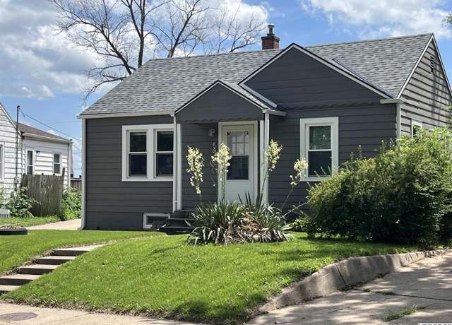 Property at 904 Mclaughlin Cir, Bellevue, NE 68005, 2 beds, 2 baths