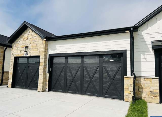 Property at 9123 Hillcrest Trl, Lincoln, NE 68520, 3 beds, 2.5 baths