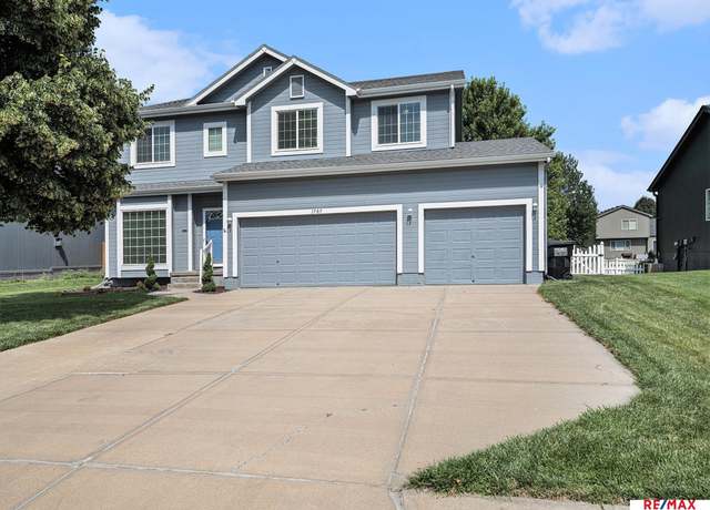 Property at 1707 Lakewood Dr, Papillion, NE 68046, 4 beds, 3.5 baths