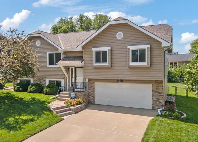 Property at 7812 S 71st St, La Vista, NE 68128, 3 beds, 2.5 baths