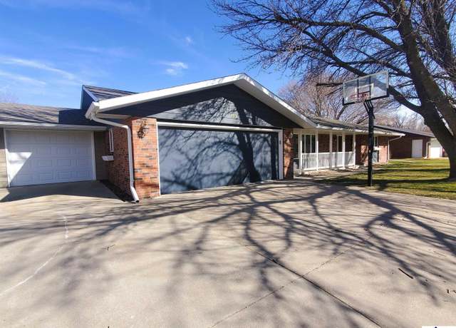 Property at 1160 10th St, Henderson, NE 68371, 2 beds, 3 baths