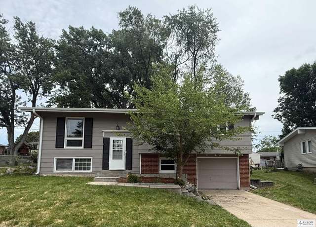 Property at 400 W Broadview St, Lincoln, NE 68505, 3 beds, 2 baths