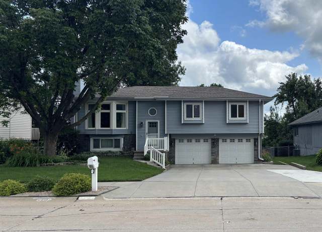 Property at 9601 S 10th St, Bellevue, NE 68147, 3 beds, 2 baths