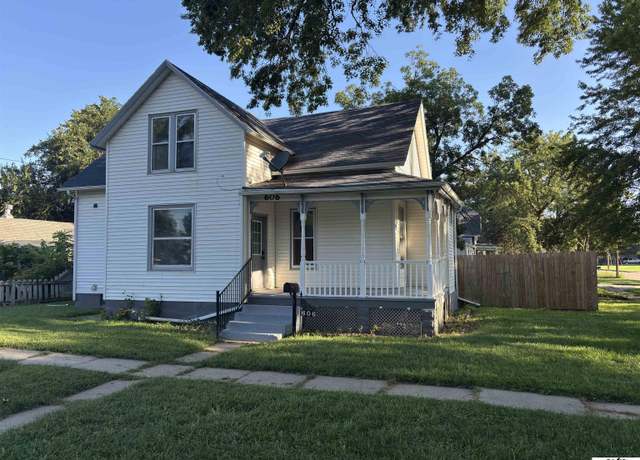 Property at 606 W 10th St, Fremont, NE 68025, 3 beds, 2 baths