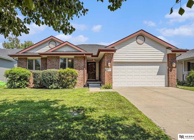 Property at 5200 Betty Lou Blvd, Lincoln, NE 68516, 4 beds, 3 baths