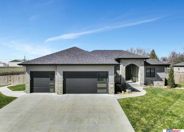 Property at 2115 S 4th Ave, Beatrice, NE 68310, 5 beds, 3 baths