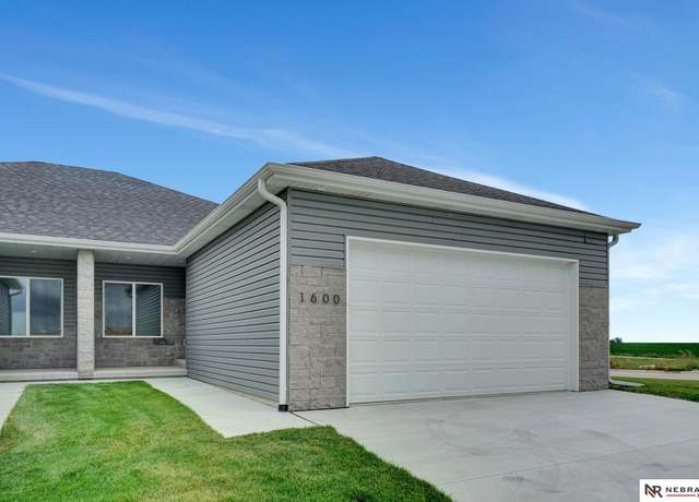 Property at 1600 NW 45th St, Lincoln, NE 68528, 4 beds, 3 baths