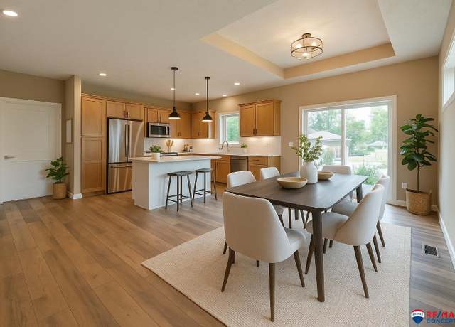 Property at 4519 S 57th St, Lincoln, NE 68516, 4 beds, 3 baths