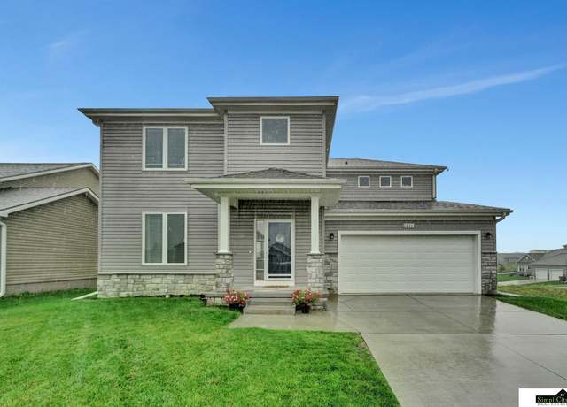 Property at 1011 Yoakam Dr, Lincoln, NE 68521, 5 beds, 3.5 baths
