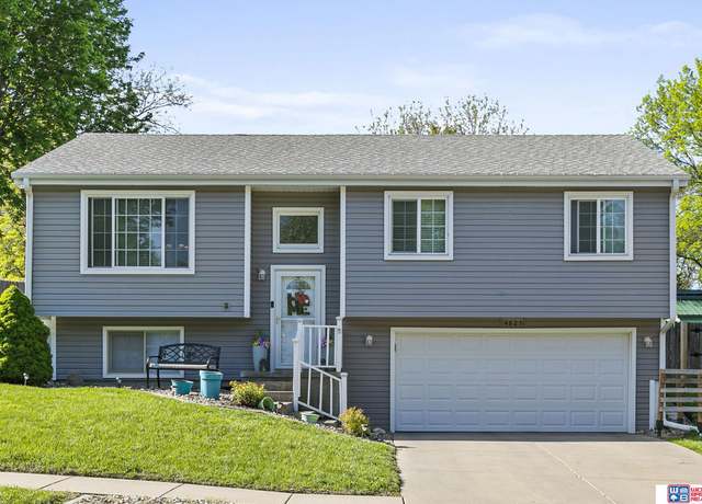 Property at 4825 Chiswick Dr, Lincoln, NE 68516, 3 beds, 2.5 baths