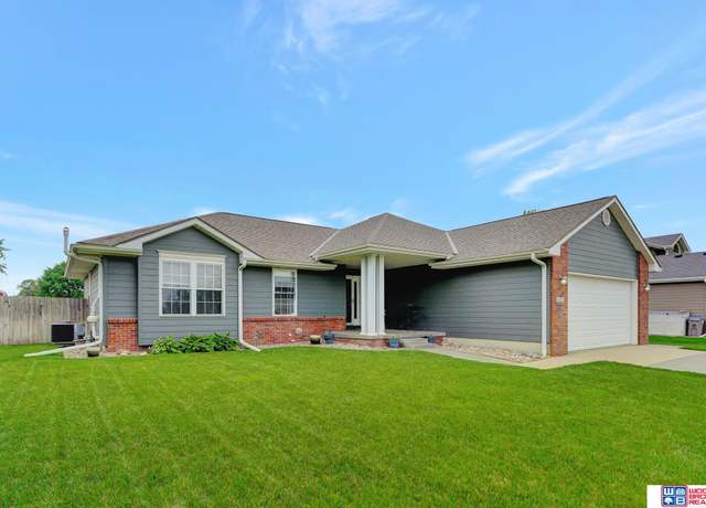 Property at 1035 Primrose Ln, Hickman, NE 68372, 5 beds, 2.5 baths