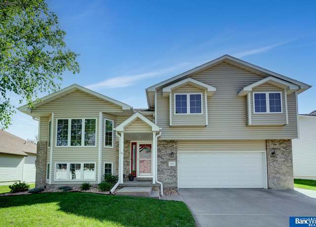 Property at 7620 S 34th St, Lincoln, NE 68516, 4 beds, 3 baths