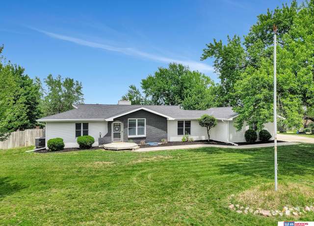 Property at 631 Overlook Ln, Beatrice, NE 68310, 5 beds, 3 baths