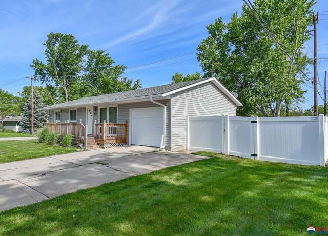 Property at 8100 Beechwood Dr, Lincoln, NE 68510, 3 beds, 2 baths