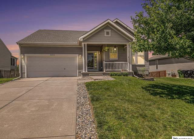 Property at 2404 Lakewood Dr, Papillion, NE 68046, 4 beds, 3 baths
