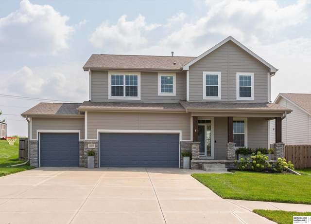 Property at 20459 E St, Omaha, NE 68022, 4 beds, 3.5 baths