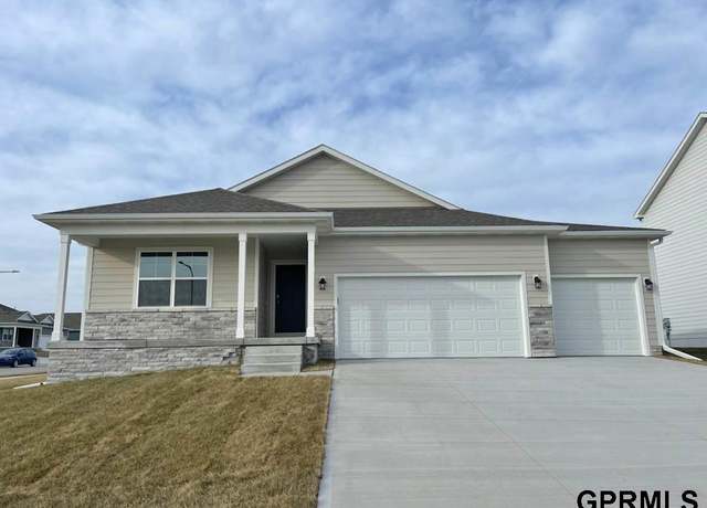 Property at 6434 Park Crest Dr, Papillion, NE 68157, 3 beds, 2.5 baths